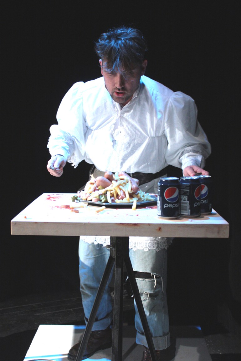 The director Maxwell Flaum have to eat it all in the last presentation from Strength and Health in the English Theater Berlin