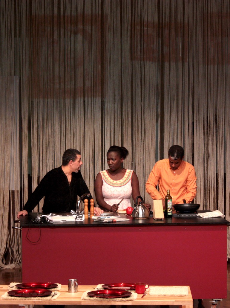 schwarz tragen theaterstück ballhaus photo Thiago