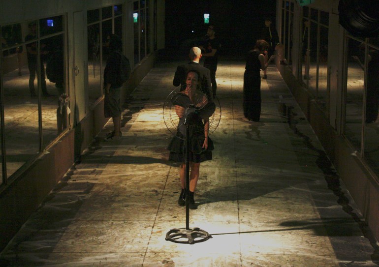 Teatro da Vertigem na bienal- cena do cigarro